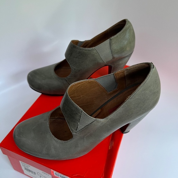 MIZ MOOZ Simone Leather Mary Jane Pumps Gray Sz 6 - Picture 3 of 13